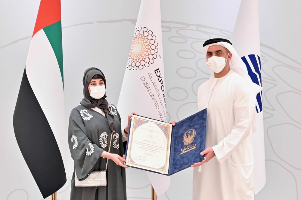 Saif bin Zayed recognizes the lady behind the Zayed, the Man of the Nation mural initiative, the largest metal mapping in the world 
