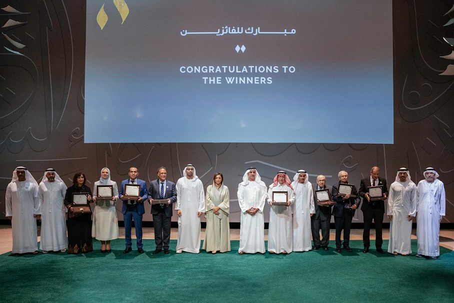 سيف بن زايد يمنح الجوائز للفائزين بجائزة الشيخ زايد للكتاب في دورتها السادسة عشرة