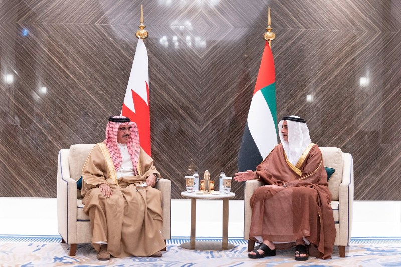 سيف بن زايد يلتقي وزير الداخلية البحريني بإكسبو 2020 دبي